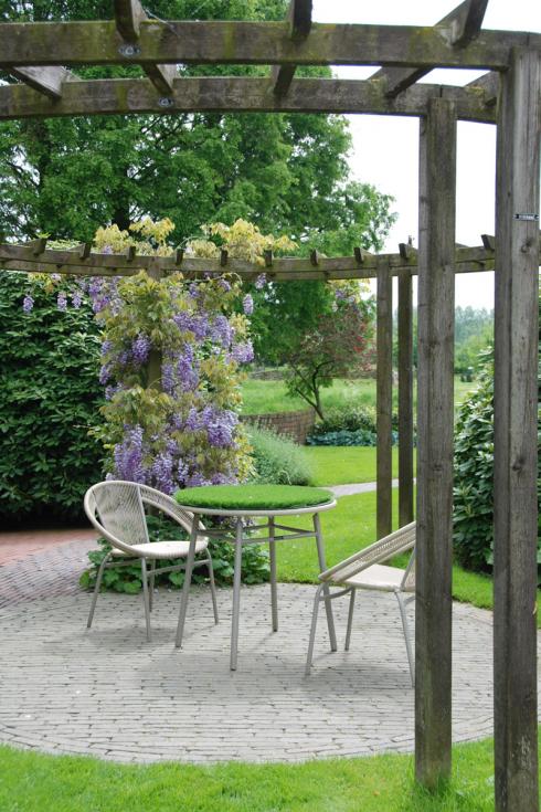 Bild BGL: Eine Pergola besteht in erster Linie aus raumbildenden Pfeilern oder Säulen. In den Sommermonaten lässt sie sich beispielsweise mit bunten Stoffplanen überdachen. Am schönsten ist es aber, wenn Rank- und Kletterpflanzen die Pergola erklimmen und irgendwann einen schattenspenden Baldachin bilden. 