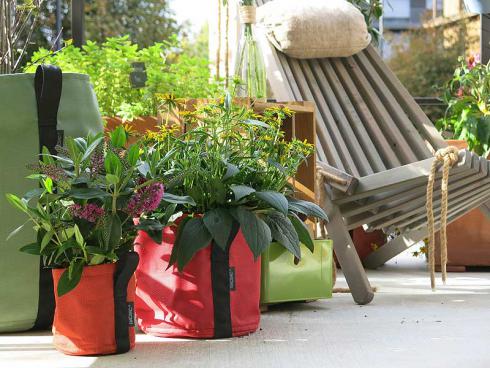 Der Garten im Sack: In den Pflanzsäcken von BACSAC finden grosse und kleine Pflanzen Platz. So entstehen auch auf Balkonen und Terrassen flexible und farbenfrohe Gärten. (Bild: Veg and the City)