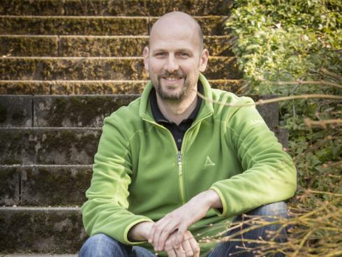 Michael Dreisvogt ist seit über 20 Jahren Technischer Leiter im Arboretum Park Härle in Bonn-Oberkassel. Den gelernten Gärtner und Diplom-Ingenieur für Landschaftsarchitektur interessieren nicht nur die über 1200 verschiedenen Gehölze dort – er kombiniert sie mit Stauden, Gräsern, Farnen und Blumenzwiebeln und entwickelt die vielfältigen Gartenbilder des Parks weiter. Blattschmuckstauden wie das Kaukaususvergissmeinnicht sind in der Anlage fest verwurzelt und Teil des gärtnerischen Gesamtkunstwerks. An ausgewählten Tagen kann das Arboretum besucht werden. Informationen und die Termine der nächsten Führungen finden Sie unter: www.arboretum-haerle.de (Bildnachweis: Sibylle Pietrek)