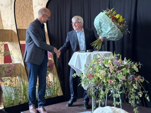  Peter Maeder, Präsident SZG bedankt sich bei Christian Hofer, Direktor Bundesamt für Landwirtschaft anlässlich der Eröffnung der Sonderschau  heute - morgen - ÜBERMORGEN